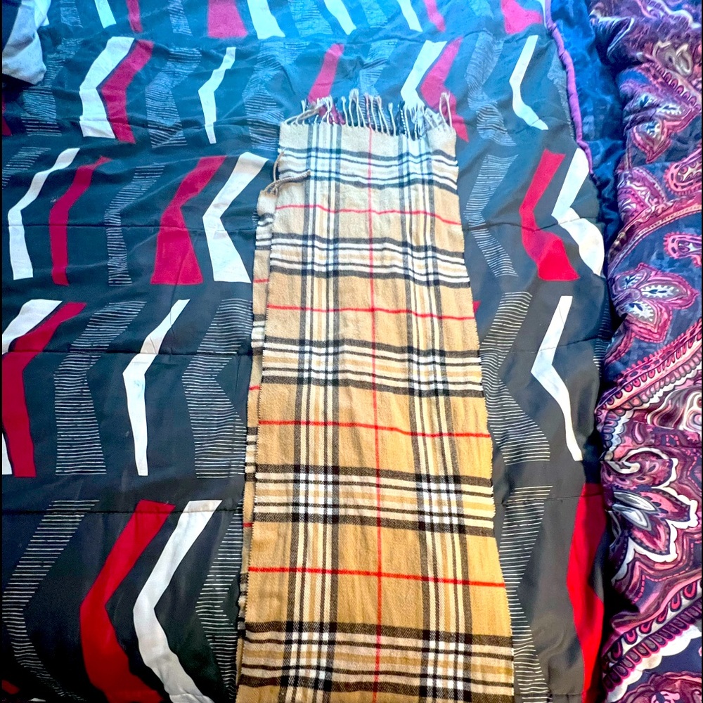 I’m selling this Burberry scarf for 220 hmu for deals